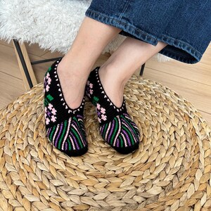 Boho Wool Çetik – Motivo con fiori di ciliegio su nero / Accogliente regalo fatto a mano / Biglietto con storia e canzone popolare turca inclusa
