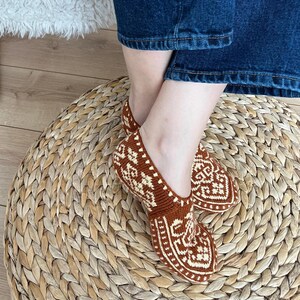 Pantoufles bohèmes en laine - Motif folklorique terre cuite et crème | Cadeau fait main confortable | Carte récit + chanson folk Spotify incluse