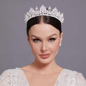 Elegant Pearl Bridal Tiara,Luxury Wedding Bridal Crown, Pearl Detailed Tiara, Wedding Bride Tiara, Zircon Tiara