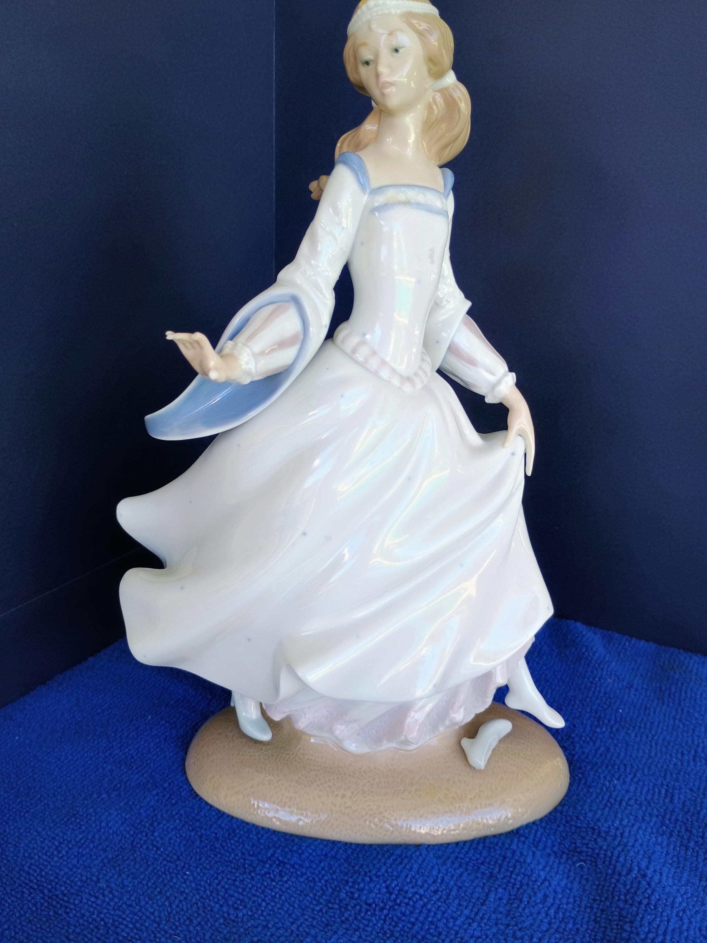 Lladro Cinderella - Etsy リヤドロ Cinderella Lost Slipper #4828