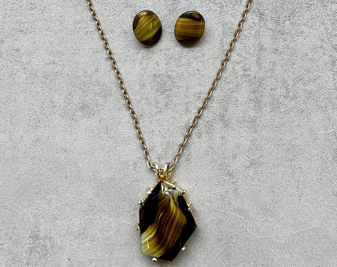 Vintage 1960s jewellery set, large faceted pendant, honey-toned marbled glass, sculpural gold-tone frame, matching oval clip-on earrings
