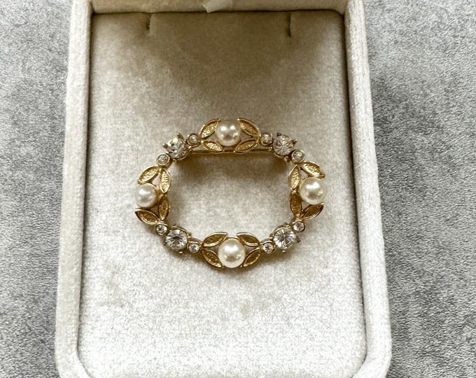Vintage-Style Faux Pearl & Crystal Wreath Brooch | Gold Tone Oval Pin | Bridal or Occasion Jewellery | Romantic Gift for Her