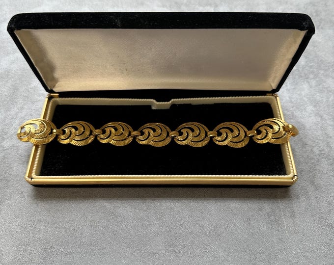 Crown Trifari Bracelet: Gold Textured Link 1980s Statement Jewelry, 7.2 Inch
