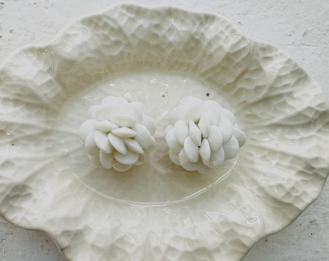 Vintage 1960s White Cluster Earrings, Mod Clip-On Flower Earrings, Bold Statement Jewellery, Retro Costume Clip Backs, Summer Florals