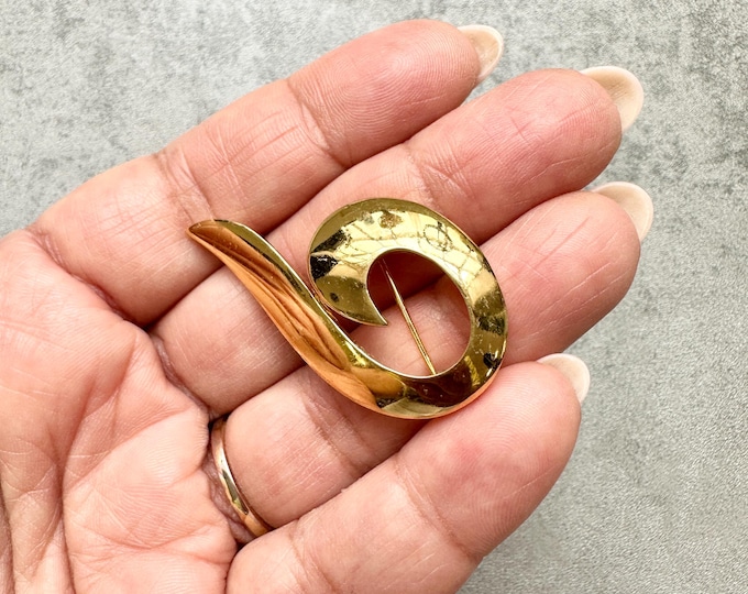 Vintage Trifari Gold-Plated Swirl Brooch | 1960s Modernist Sculptural Pin | Signed Statement Brooch | Gift for Her | Timeless Elegance