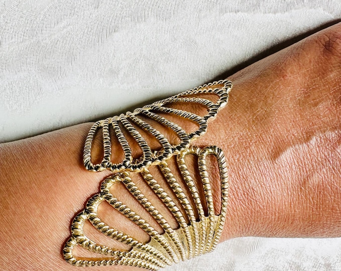 Vintage 1980s Gold Shell Cuff Bracelet, Sculptural Fan Design, Openwork Statement Bangle, Coastal Jewellery Trend, Summer Style