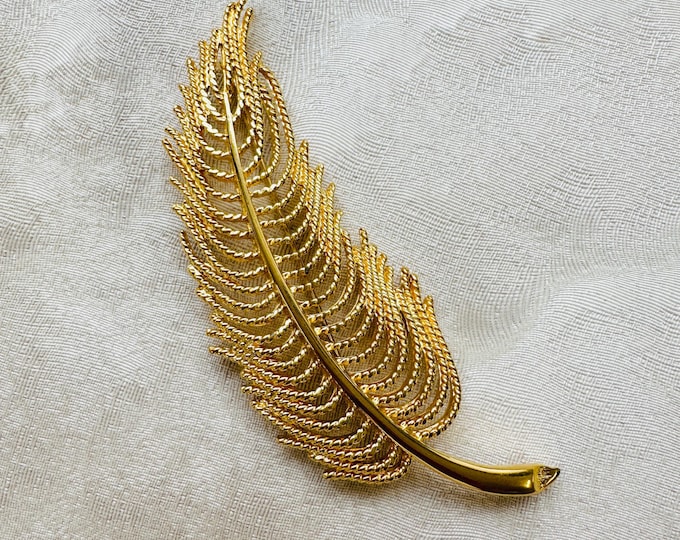 Vintage Monet feather brooch, gold-plated finish, 1980s costume jewellery, sculptural leaf pin, runway glamour, gift for her