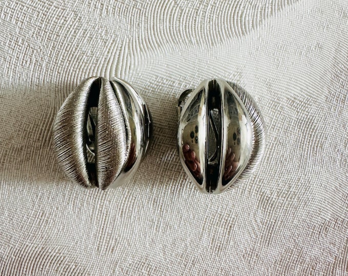 Vintage 1980s Sculptural Clip-On Earrings, Silver Tone Modernist Earrings, Bold Textured Dome Earrings, Small Chunky Retro Jewellery