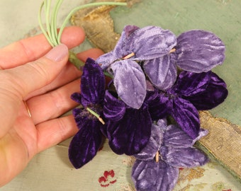 Lovely large violet  velvet vintage millinery flower  corsage rich purple shades hat cloche bonnet dress 1930 pansy cluster purple bow