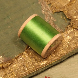 1 vintage pure silk thread 9743 lush green spool  100 yards size A  antique sewing fly trying doll dress flapper millinery