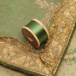 1 spool vintage pure silk buttonhole twist 9075 arbor green Belding Heminway  thread  spool 10 yards size D Belding Bros