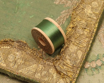 1 spool vintage pure silk buttonhole twist 9075 arbor green Belding Heminway  thread  spool 10 yards size D Belding Bros