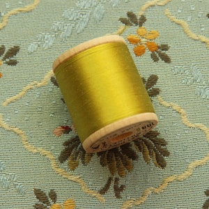 1 vintage pure silk thread 9125 spool light limerick chartreuse green shade 100 yards  A  antique sewing fly trying doll flapper millinery