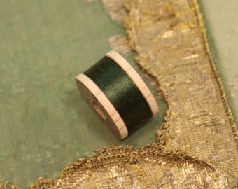 1 vintage pure silk buttonhole twist thread spool 9270 warm hunter olive green shade 10 yards size D Belding Corticelli