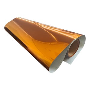 Könnte beinhalten: Eine Rolle glänzendes, orangefarbenes Vinylmaterial. Das Vinyl ist aufgerollt und zeigt eine weiße Rückseite. Die Oberfläche reflektiert Licht und erzeugt ein glänzendes Aussehen. Dieses Material wird wahrscheinlich zum Basteln oder Dekorieren verwendet.