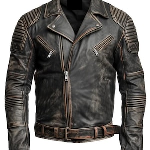 Op de afbeelding: Een zwarte leren jas met een verweerde look, een bruine riem en ritssluitingen. De jas heeft gewatteerde schouder- en armdetails en een klassieke bikerstijl. Het leer heeft een versleten, vintage uitstraling.