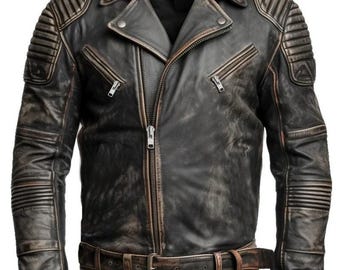 Può includere: Giacca in pelle nera invecchiata con cintura marrone e chiusure con cerniera. La giacca presenta dettagli trapuntati sulle spalle e sulle braccia e un classico stile motociclista. La pelle ha un aspetto usurato e vintage.
