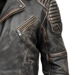 以下が含まれることがあります： クラシックなバイカースタイルの、使い古された黒革ジャケット。ノッチドラペルカラー、非対称ジッパー、キルティングの肩のディテールが特徴です。ジャケットは、微妙な茶色のアクセントを持つ、使い古されたヴィンテージルックです。