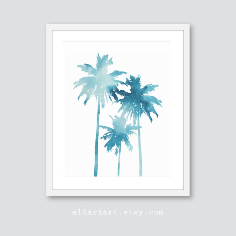 K&ouml;nnte beinhalten: Gerahmter Kunstdruck mit drei Palmen in Aquarelltechnik in Blaut&ouml;nen vor wei&szlig;em Hintergrund. Das minimalistische Kunstwerk ist in einem wei&szlig;en Rahmen gefasst. Der Text "aldariart.etsy.com" ist am unteren Rand des Bildes zu sehen.