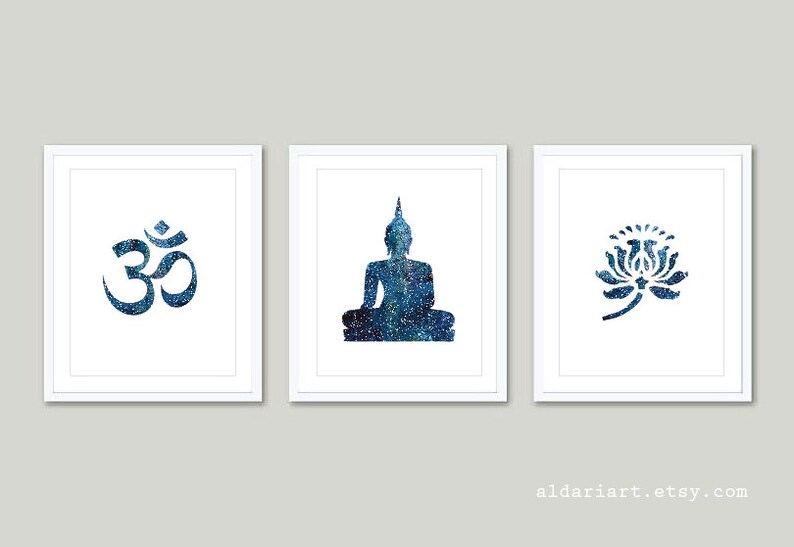 Puede incluir: Tres impresiones art&iacute;sticas enmarcadas con s&iacute;mbolos espirituales. La primera muestra el s&iacute;mbolo Om en un dise&ntilde;o azul oscuro y brillante. La segunda muestra una silueta de Buda sentado. La tercera presenta una flor de loto. Todas las impresiones tienen un fondo blanco.