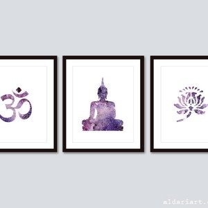 Puede incluir: Tres impresiones art&iacute;sticas enmarcadas con s&iacute;mbolos espirituales. La primera muestra el s&iacute;mbolo Om, la segunda un Buda sentado y la tercera una flor de loto. Cada imagen tiene un dise&ntilde;o de galaxia en tonos morados y blancos.
