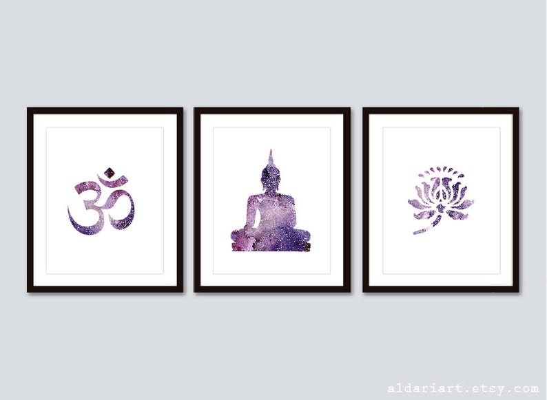 Puede incluir: Tres impresiones art&iacute;sticas enmarcadas con s&iacute;mbolos espirituales. La primera muestra el s&iacute;mbolo Om, la segunda un Buda sentado y la tercera una flor de loto. Cada imagen tiene un dise&ntilde;o de galaxia en tonos morados y blancos.