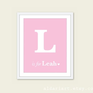 Impresión de arte inicial - baby girl nursery - Pink Nursery Wall Art - Monogram Letter and Name Poster - Newborn Baby Gift