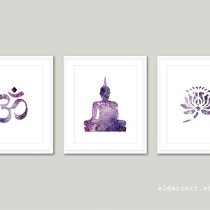 Puede incluir: Conjunto de tres l&aacute;minas enmarcadas con s&iacute;mbolos espirituales. Las l&aacute;minas muestran un s&iacute;mbolo Om p&uacute;rpura, una silueta de Buda sentado y una flor de loto. Cada imagen tiene una apariencia brillante y texturizada sobre un fondo blanco.