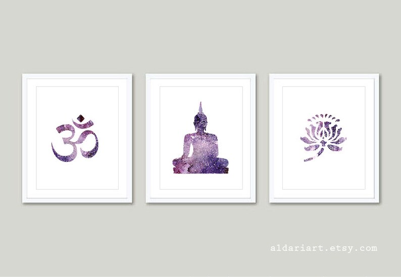 Puede incluir: Conjunto de tres l&aacute;minas enmarcadas con s&iacute;mbolos espirituales. Las l&aacute;minas muestran un s&iacute;mbolo Om p&uacute;rpura, una silueta de Buda sentado y una flor de loto. Cada imagen tiene una apariencia brillante y texturizada sobre un fondo blanco.