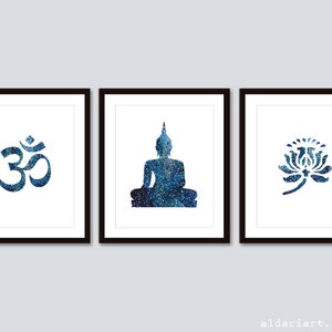 Puede incluir: Tres impresiones art&iacute;sticas enmarcadas con s&iacute;mbolos espirituales. La primera impresi&oacute;n muestra el s&iacute;mbolo Om en un dise&ntilde;o azul oscuro moteado. La segunda impresi&oacute;n muestra una silueta de Buda sentado. La tercera impresi&oacute;n representa una flor de loto. Todas las impresiones tienen fondos blancos.