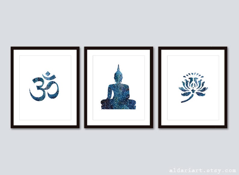 Puede incluir: Tres impresiones art&iacute;sticas enmarcadas con s&iacute;mbolos espirituales. La primera impresi&oacute;n muestra el s&iacute;mbolo Om en un dise&ntilde;o azul oscuro moteado. La segunda impresi&oacute;n muestra una silueta de Buda sentado. La tercera impresi&oacute;n representa una flor de loto. Todas las impresiones tienen fondos blancos.