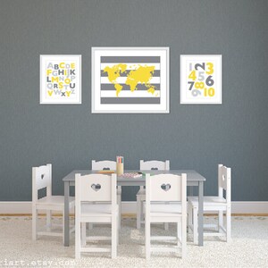World Map Alphabet and Numbers Art Prints - Grey and Yellow Nursery Decor - Modern Playroom Wall Art - Ensemble de 3 estampes - World Map Poster