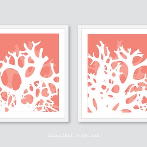 Pode incluir: Duas impress&otilde;es art&iacute;sticas emolduradas com um fundo cor de coral e formas brancas, org&acirc;nicas e ramificadas. A obra de arte tem uma est&eacute;tica moderna e minimalista. As molduras s&atilde;o brancas e o design geral &eacute; limpo e contempor&acirc;neo.