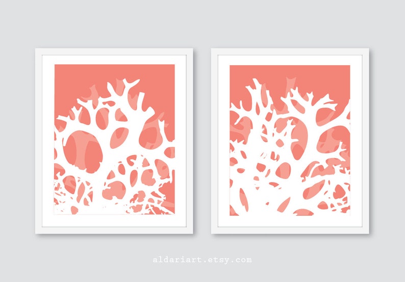 Pode incluir: Duas impress&otilde;es art&iacute;sticas emolduradas com um fundo cor de coral e formas brancas, org&acirc;nicas e ramificadas. A obra de arte tem uma est&eacute;tica moderna e minimalista. As molduras s&atilde;o brancas e o design geral &eacute; limpo e contempor&acirc;neo.