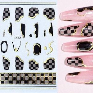 Può includere: Adesivi per nail art con motivi a scacchi neri e grigi, forme nere e accenti dorati. Il foglio include vari disegni, tra cui quadrati, forme astratte e il numero "1532". Sono mostrate anche unghie acriliche rosa con disegni simili.