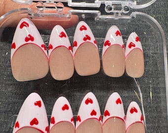 Uñas postizas hechas a mano en rosa y rojo con punta francesa en forma de corazones Badbpressed