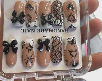 Uñas postizas hechas a mano estilo tatuaje, diseño nude en blanco y negro Badbpressed