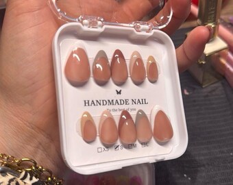 Uñas postizas hechas a mano - Puntas francesas nude Badbpressed