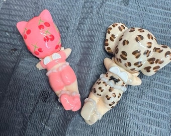 Colgante para móvil con forma de muñeca bebé pintado a mano / Estampado de cereza o leopardo / Colgante Kawaii