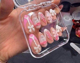 Uñas postizas hechas a mano, rosa y blanco, estilo coqueto y femenino.