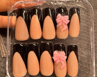 Uñas postizas hechas a mano con punta francesa y lazo rosa Badbpressed
