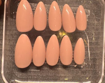Uñas postizas hechas a mano con opción de color personalizado.