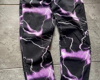 Pantalones vaqueros Jaded London Skate Fit con rayo morado / Estilo urbano Y2K / Pantalones con estampado negro y morado neón / Talla W32 L30