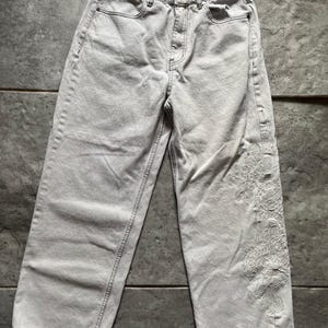 Vaqueros Ed Hardy x Urban Outfitters con bordado de dragón / Vaqueros vintage Y2K de estilo streetwear / Vaqueros estampados en color blanco roto Talla 30W 30L imagen 10