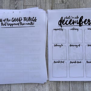 K&ouml;nnte beinhalten: Zwei druckbare Seiten f&uuml;r ein Dezember-Tagebuch. Die erste Seite enth&auml;lt den Text "All of the GOOD THINGS that happened this month!" Die zweite Seite enth&auml;lt den Text "what I'm into December" und hat K&auml;stchen f&uuml;r "inspiriert von", "schauen", "lesen", "h&ouml;ren", "tr&auml;umen von", "lernen", "Lieblingsessen", "Lieblingsgetr&auml;nk" und "dankbar f&uuml;r".