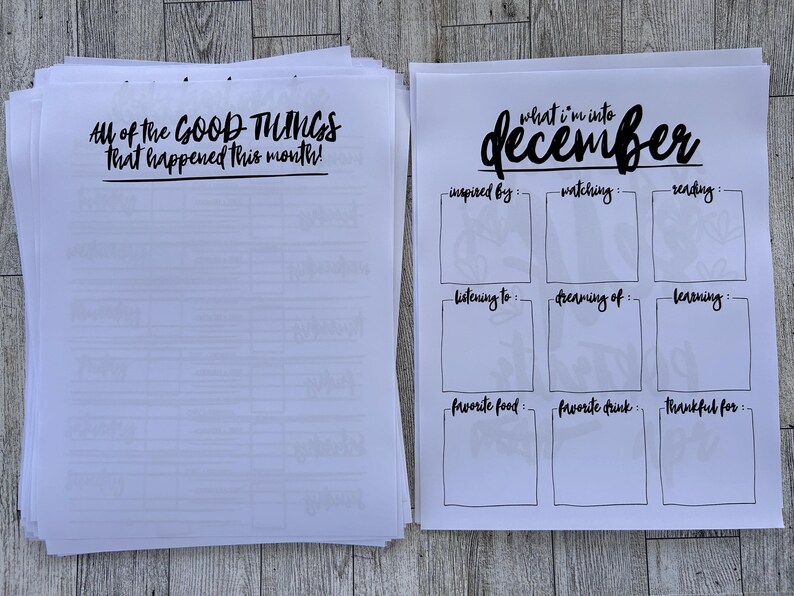 K&ouml;nnte beinhalten: Zwei druckbare Seiten f&uuml;r ein Dezember-Tagebuch. Die erste Seite enth&auml;lt den Text "All of the GOOD THINGS that happened this month!" Die zweite Seite enth&auml;lt den Text "what I'm into December" und hat K&auml;stchen f&uuml;r "inspiriert von", "schauen", "lesen", "h&ouml;ren", "tr&auml;umen von", "lernen", "Lieblingsessen", "Lieblingsgetr&auml;nk" und "dankbar f&uuml;r".