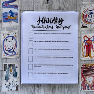 K&ouml;nnte beinhalten: Ein Tarot-Spread f&uuml;r Januar mit einer Checkliste f&uuml;r Energie, Liebe, Geld, Arbeit, Gesundheit und Geist. Der Spread enth&auml;lt sieben Tarotkarten mit farbenfrohen Illustrationen.