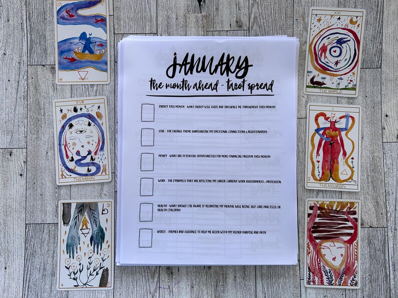 K&ouml;nnte beinhalten: Ein Tarot-Spread f&uuml;r Januar mit einer Checkliste f&uuml;r Energie, Liebe, Geld, Arbeit, Gesundheit und Geist. Der Spread enth&auml;lt sieben Tarotkarten mit farbenfrohen Illustrationen.