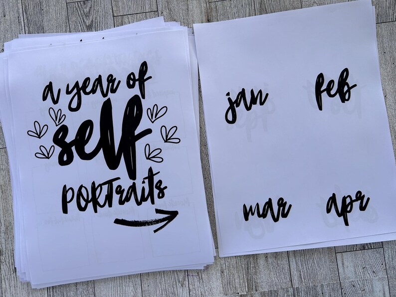 K&ouml;nnte beinhalten: Ein wei&szlig;es Blatt Papier mit schwarzem Text, der "a year of self portraits" lautet, mit einem schwarzen Pfeil, der nach rechts zeigt. Das Blatt ist in 12 Abschnitte unterteilt, die jeweils mit einem Monat des Jahres beschriftet sind: Jan, Feb, M&auml;r, Apr, Mai, Jun, Jul, Aug, Sep, Okt, Nov, Dez.
