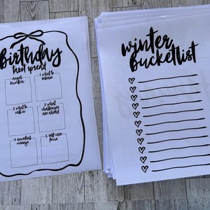 K&ouml;nnte beinhalten: Zwei druckbare Arbeitsbl&auml;tter, eines mit dem Titel "Birthday Tarot Spread" mit f&uuml;nf leeren K&auml;stchen und das andere mit dem Titel "Winter Bucketlist" mit einer Liste leerer Zeilen und Herzen.